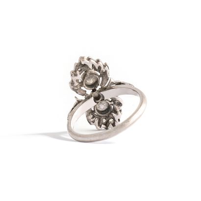 null Platinum 900‰ ring set with old and rose-cut diamonds.

Finger size: 49.

Gross...