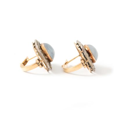 null Pair of 14K yellow gold 585‰ and silver 800‰ earrings respectively centered...