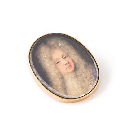 null 18K yellow gold 750‰ brooch holding a miniature depicting a portrait of a man...