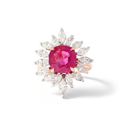 null Bague en or rose et blanc 18K 750‰ sertie de diamants de taille marquise, centrée...