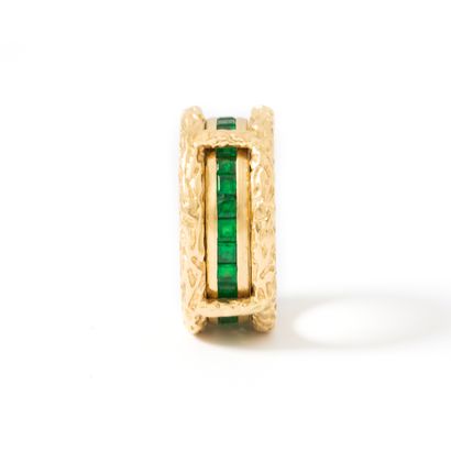 null 18K yellow gold 750‰ ring set with calibrated emeralds. Approximately 2.80 carats.

The...