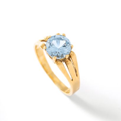 null 18K yellow gold 750‰ ring centered with a round blue stone.

Slight scratches.

Finger...