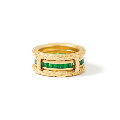 null 18K yellow gold 750‰ ring set with calibrated emeralds. Approximately 2.80 carats.

The...
