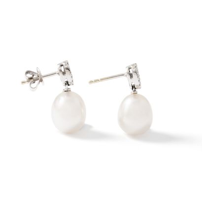 null Paire de boucles d'oreilles en or blanc 18K 750‰ sertie de diamants ronds retenant...