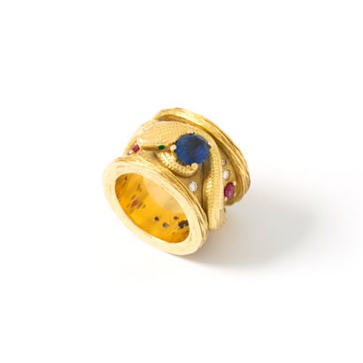 null Bague en or jaune 18K 750‰ représentant un serpent, sertie d'un saphir (traité)...