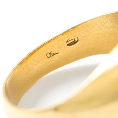 null Bague chevalière en or jaune et blanc 18K 750‰.

Egrisures, légers chocs.

Taille...