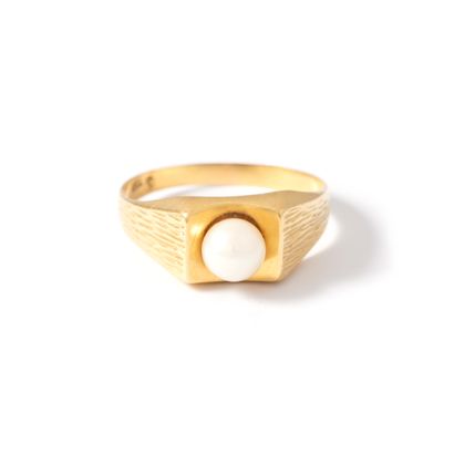 null 18K yellow gold 750‰ ring centered with a cultured pearl.

Finger size: 58.

Gross...