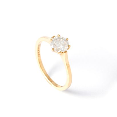 null 18K yellow gold 750‰ solitaire ring centered with a round diamond weighing 1.01...