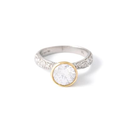 null Platinum 900‰ and 18K yellow gold 750‰ ring set with white stones.

Scratches.

Finger...