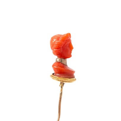 null Coral** design representing a pin-mounted bust in 14K 585‰ and 9K 375‰ gold.

Early...