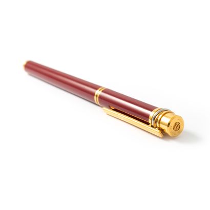 null Cartier. Must collection. Gold metal and burgundy lacquer pen.

Signed Cartier....