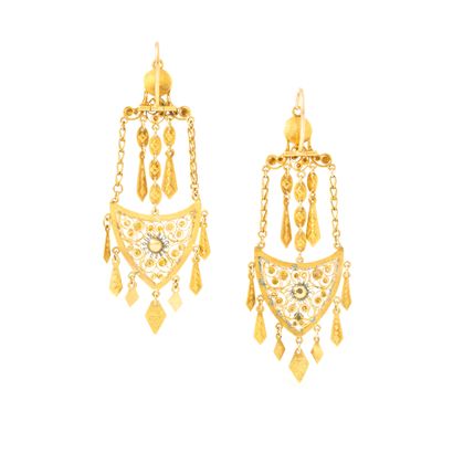 null Pair of 18K 750‰ and 14K 585‰ yellow gold filigree-decorated earrings holding...