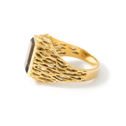 null 18K yellow gold 750‰ ring centered with an emerald-cut smoked stone.

Scratches....