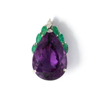 null 18K white gold 750‰ pendant holding a pear-cut amethyst weighing approximately...