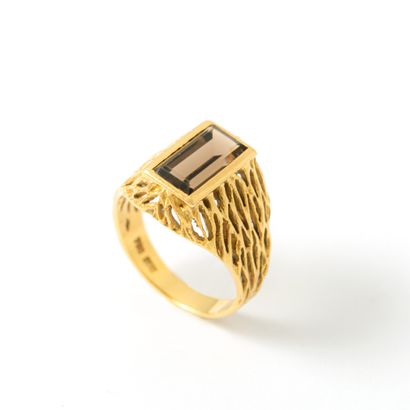 null Bague en or jaune 18K 750‰ centrée d'une pierre fumée de taille émeraude.

Egrisures....