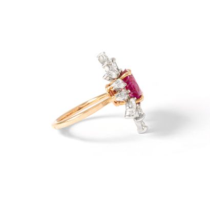 null 18K 750‰ rose and white gold ring set with marquise-cut diamonds, centered with...