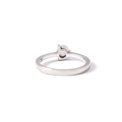 null 18K white gold 750‰ solitaire ring centered with a round diamond weighing approximately...
