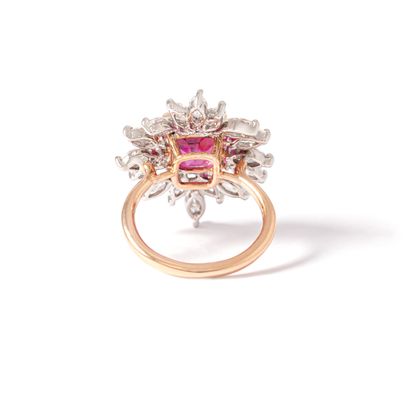 null Bague en or rose et blanc 18K 750‰ sertie de diamants de taille marquise, centrée...