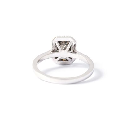 null 14k white gold ring 585‰ centered with a radiant cut diamond weighing 1.02 carats,...