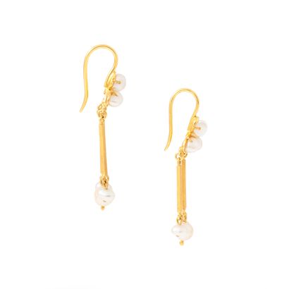 null Pair of 21K yellow gold 900‰ earrings.

Asian work.

Slight chips.

Length:...