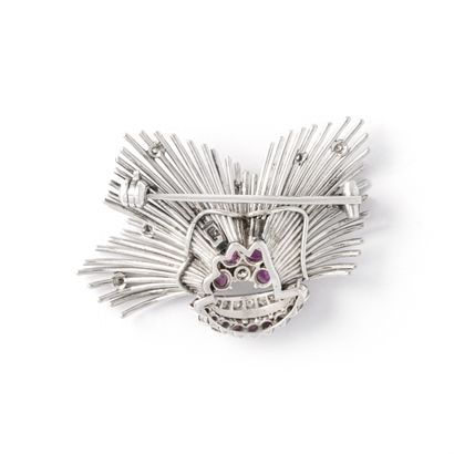 null Broche en or blanc 18K 750‰ sertie de diamants ronds et de taille 8/8 ainsi...