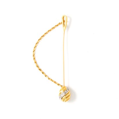 null Cartier (attributed to). 18K yellow gold 750‰ pin holding by a chain an 18K...