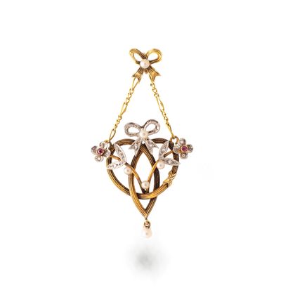 null Pendentif en platine 900‰ et or jaune 18K 750‰ serti de diamants de taille rose,...