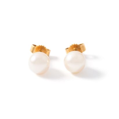 null Pair of 18K yellow gold 750‰ earrings holding one cultured pearl each.

Imperfection...