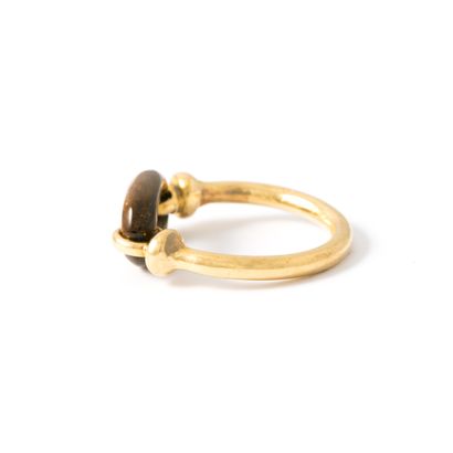 null Cartier (attributed to). 18K yellow gold 750‰ ring holding a tiger's eye motif.

Bears...