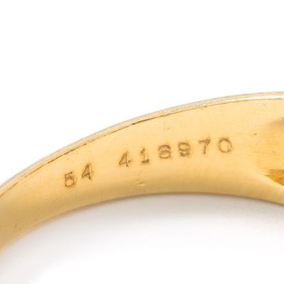 null Cartier (attributed to). 18K yellow gold 750‰ ring centered with a cabochon-cut...