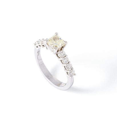 null 14K White Gold 585‰ ring set with eight round white diamonds weighing approximately...