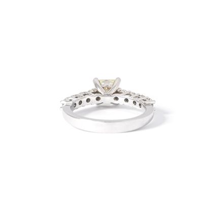 null 14K White Gold 585‰ ring set with eight round white diamonds weighing approximately...