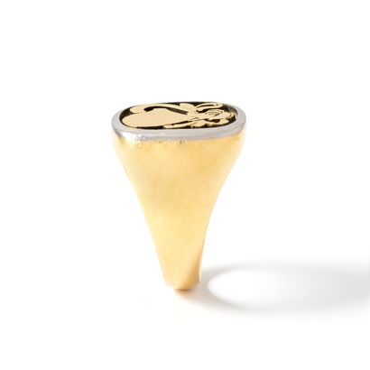 null 18K yellow and white gold 750‰ signet ring.

Scratches, slight bumps.

Finger...
