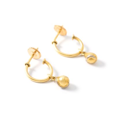 null Cartier (attributed to). Just a stud. Pair of yellow and white gold18K 750‰...
