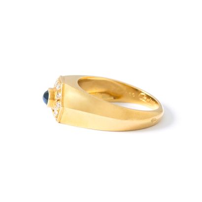null Cartier (attributed to). 18K yellow gold 750‰ ring centered with a cabochon-cut...