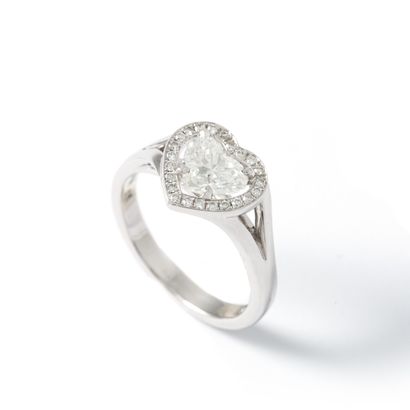 null Koenig. Bague en or blanc 18K 750‰ centrée d'un diamant cœur pesant 0.91 carat,...
