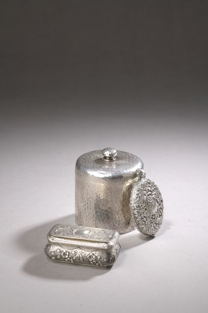 null Silver tea box 2nd title 800‰, of cylindrical form, hammered. Attached is a...