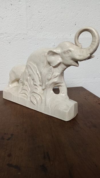 null L. FRANCOIS

Elephant and her baby elephant 

Cream glazed cracked ceramic....