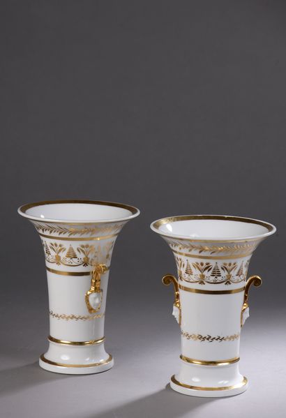 null PARIS 

Head to head composed of two cups and two saucers, a teapot (lid reported),...