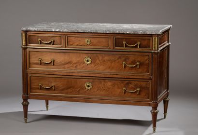 null Mahogany chest of drawers, flamed mahogany veneer and brass moldings. It opens...