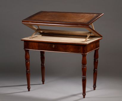 null Mahogany and mahogany veneer table à la Tronchin with a mobile top opening to...