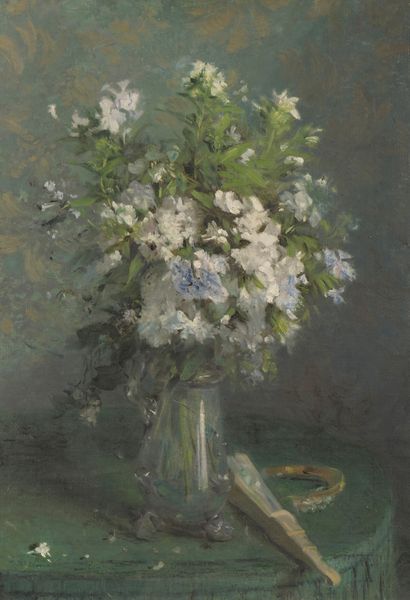 null Ecole française vers 1900

Nature morte au vase de fleurs et à l’éventail 

Huile...