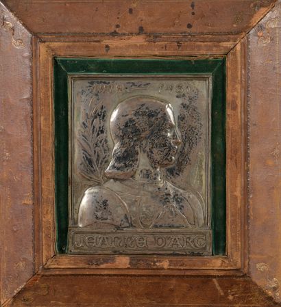 null Félix RASUMNY (1869-1940)

Jeanne d’Arc de profil

Bas-relief en métal argenté....