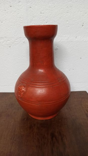 null Vase balustre à col évasé en céramique émaillée rouge dans le goût chinois,...