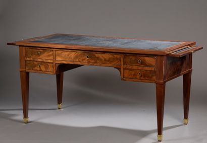 null Flat desk in flamed mahogany veneer on all sides, opening to five drawers, three...