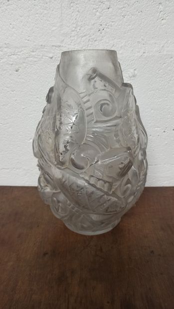 null David GUERON (1892-1950)

Vase de forme évasé en verre moulé pressé à décor...