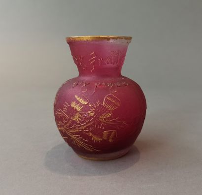 null DAUM

Vase en verre double de forme ovoïde à col évasé, décor dégagé à l'acide...