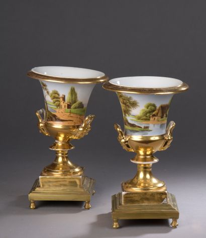 null PARIS

Pair of Medici vases with polychrome decoration in two gold reserves....