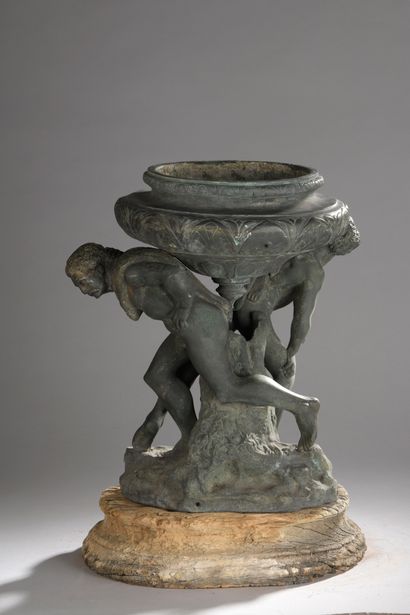 null Jardinière en bronze formée d’une vasque supportée par deux esclaves. 

Avec...