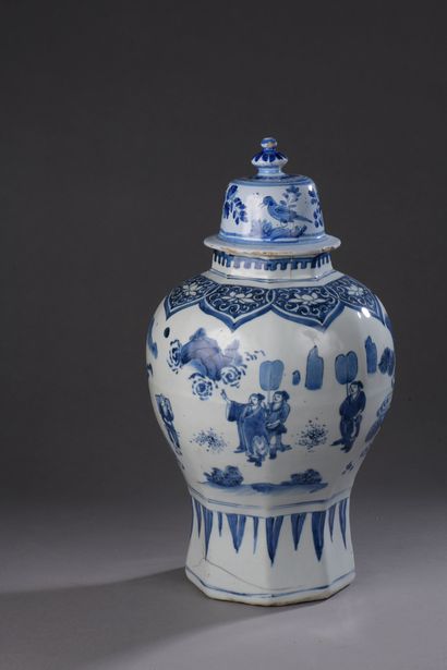 CHINE 
Vase décoré en camaieu bleu de scènes...